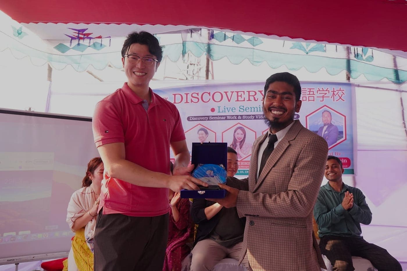 Students and staff at a Discovery seminar in the Dhanmondi center (photo 6 of 8)