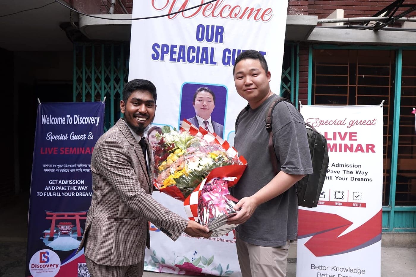 Students and staff at a Discovery seminar in the Dhanmondi center (photo 7 of 8)