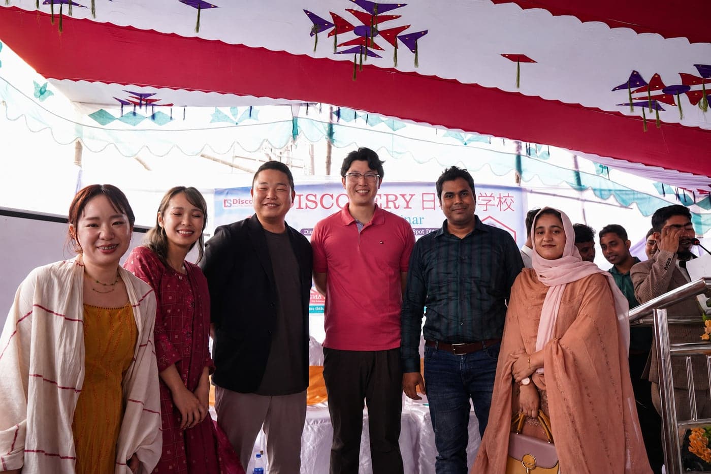 Students and staff at a Discovery seminar in the Dhanmondi center (photo 8 of 8)